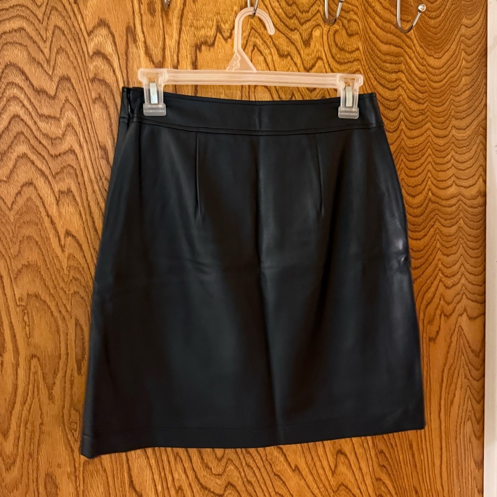 LOFT Black Mini Skirt Faux Leather Size 0P - Picture 3 of 11